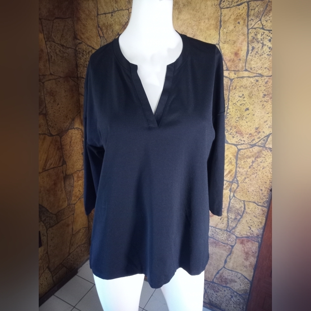 RW&CO. Black V-Neck Women's Tunic